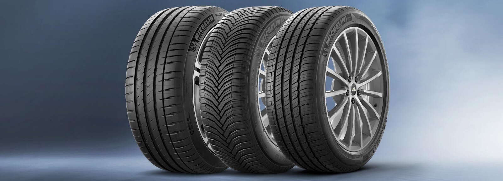 Banner MICHELIN con tre differenti pneumatici su sfondo celo azzurro