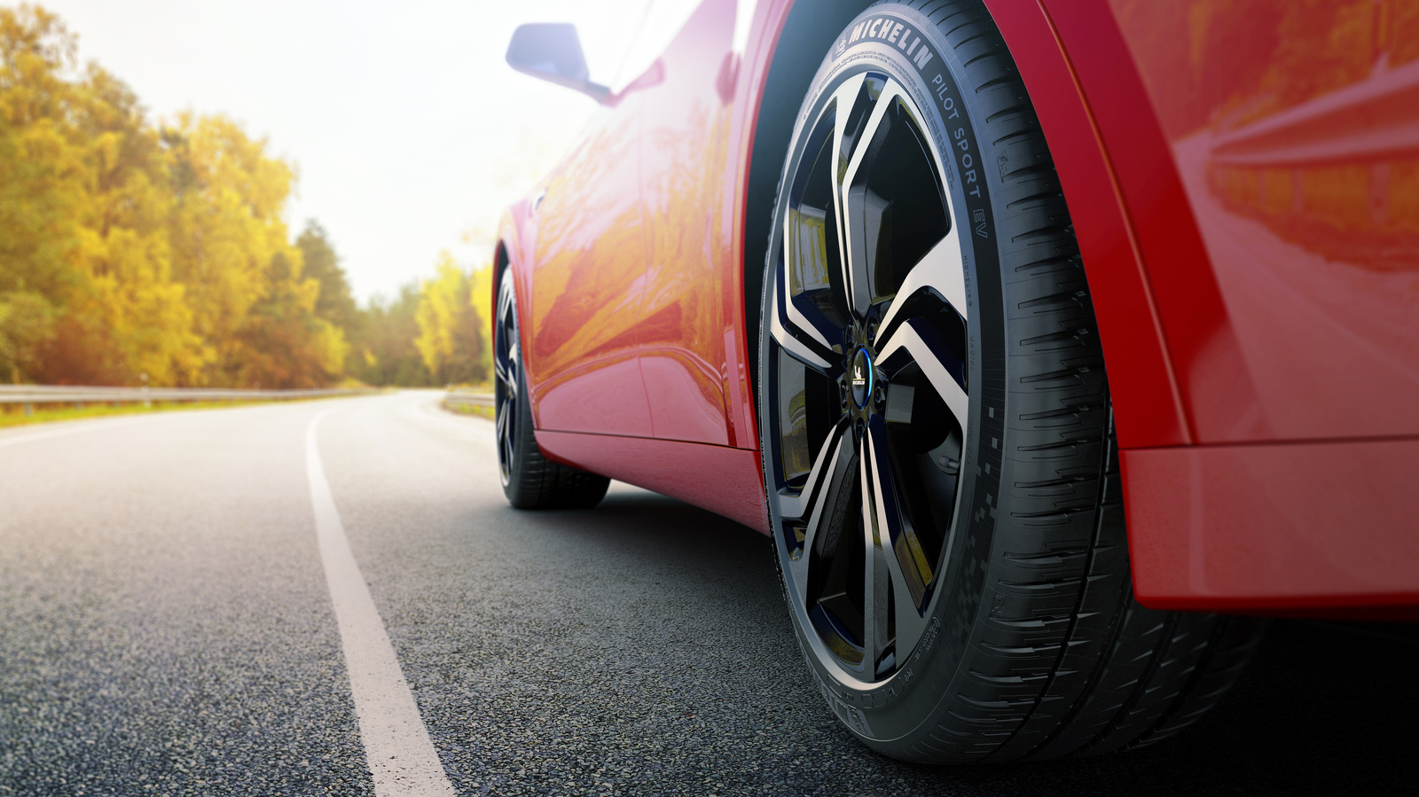 Banner Michelin con immagine ruota e pneumatico MICHELIN Pilot Sport EV su vettura rossa